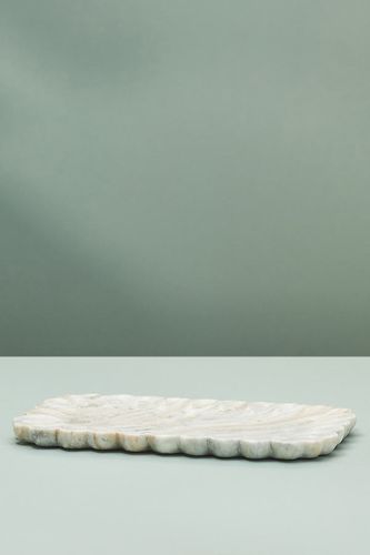 Plateau festonné en marbre en Beige taille: M chez - Anthropologie - Modalova