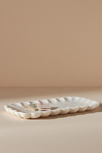 Plateau festonné en marbre en White taille: L chez - Anthropologie - Modalova