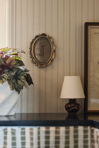 Charme mural de galerie monogramme Louisa chez - Anthropologie - Modalova