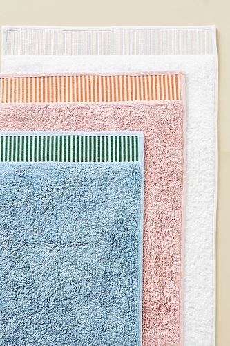 Tapis de bain Sloane tufté en White chez - Anthropologie - Modalova