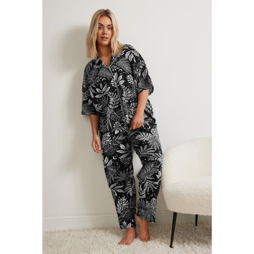 Curve Black Midnight Palm Print Button Through Pyjama Set - Yours - Modalova