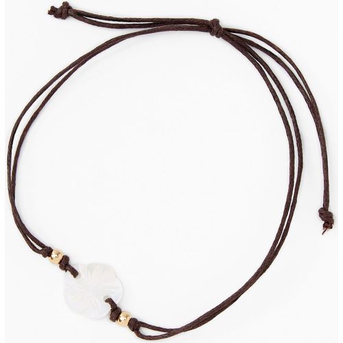 Bracelet de cheville en cordon marron à fleur blanche - Claire's - Modalova