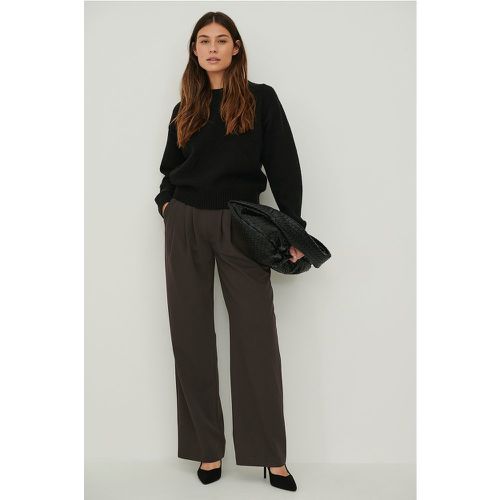 Pantalon de costume taille élastique - Brown - Claire Rose x NA-KD - Modalova