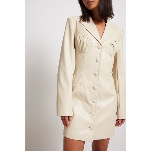 Robe courte en simili cuir froncée sur la poitrine - Beige - NA-KD Trend - Modalova