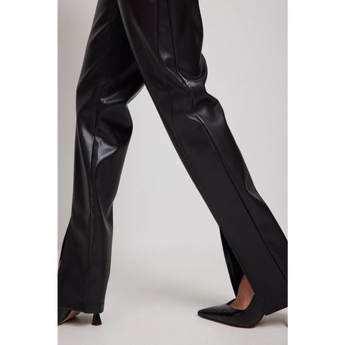 Pantalon en faux cuir fendu devant - Black - NA-KD Trend - Modalova