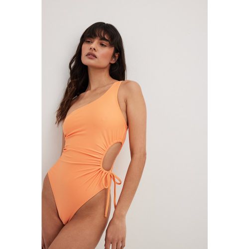Maillot 1 pièce asymétrique à découpes - Orange - NA-KD Swimwear - Modalova