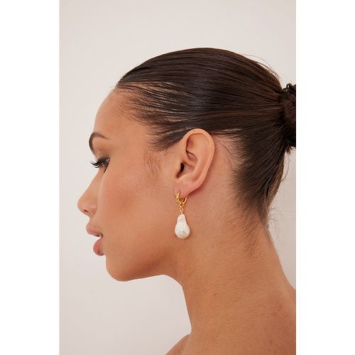 Boucles d'oreilles en perles d’eau douce et plaqué or - White - NA-KD Accessories - Modalova