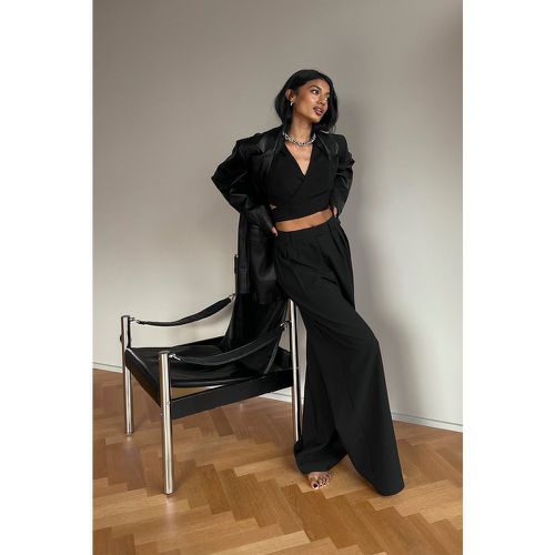 Pantalon de costume plissé ample recyclé - Black - NA-KD Trend - Modalova