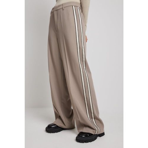 Pantalon de costume à bandes latérales - Beige - Maddie Demaine x NA-KD - Modalova