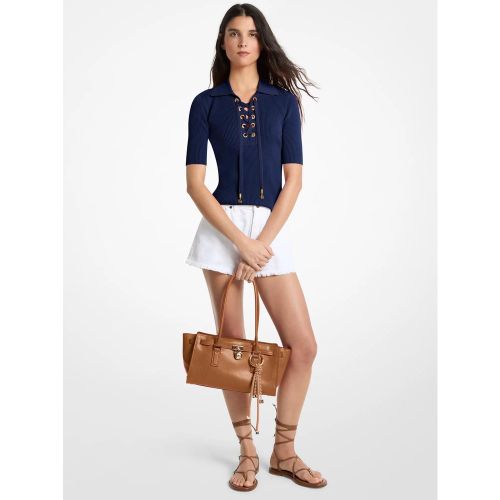MK Polo à lacets en viscose extensible côtelée - Michael Kors - MICHAEL Michael Kors - Modalova