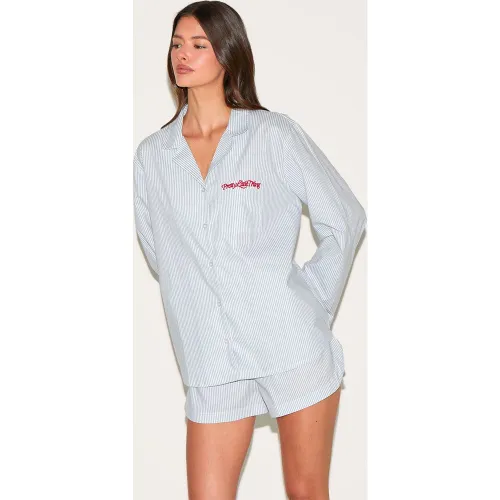 Ensemble de Pyjama Surdimensionné Chemise et Short à Rayures Brodées - PrettyLittleThing - Modalova