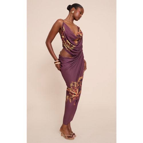 Robe mi-longue drapée en mousseline de soie violette fleurie à découpe - PrettyLittleThing - Modalova
