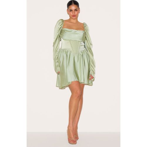 Plus Robe droite satinée à détail corset et jupe bouffante | Taille 48 - PrettyLittleThing - Modalova