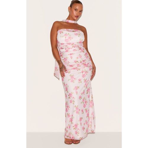 Plus Robe longue fleurie froncée à détail foulard - PrettyLittleThing - Modalova
