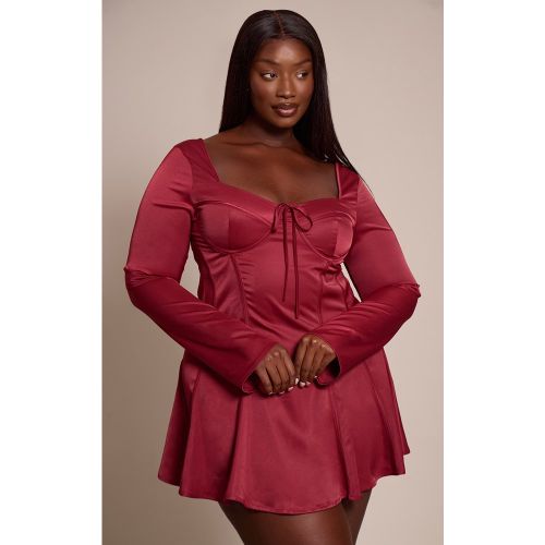 Mini-robe grande taille à manches longues en matière satinée | Taille 48 - PrettyLittleThing - Modalova