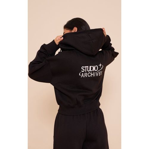 Veste brodée à logo "Studio" et zip - PrettyLittleThing - Modalova
