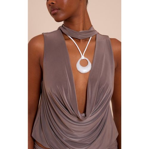 Collier en corde crème à pendentif abstrait - PrettyLittleThing - Modalova