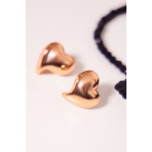Boucles d'oreilles clous à coeur en relief - PrettyLittleThing - Modalova
