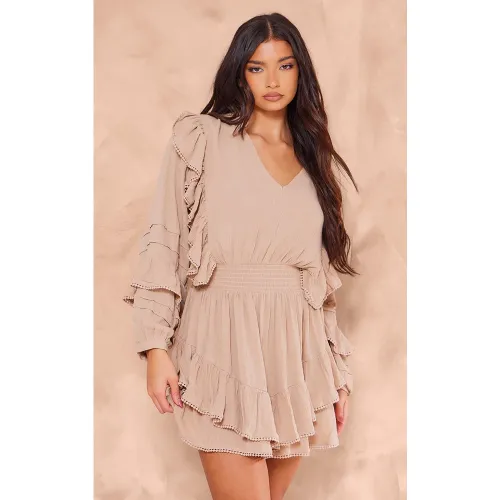 Robe volantée en étamine à décolleté plongeant et manches longues - PrettyLittleThing - Modalova