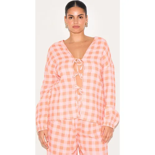 Plus Chemise en étamine nouée devant à carreaux et manches longues - PrettyLittleThing - Modalova