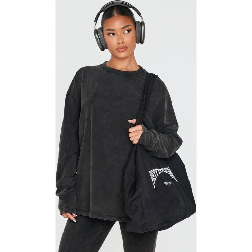T-shirt délavé à manches longues et logo en relief | Taille 38 - PrettyLittleThing - Modalova