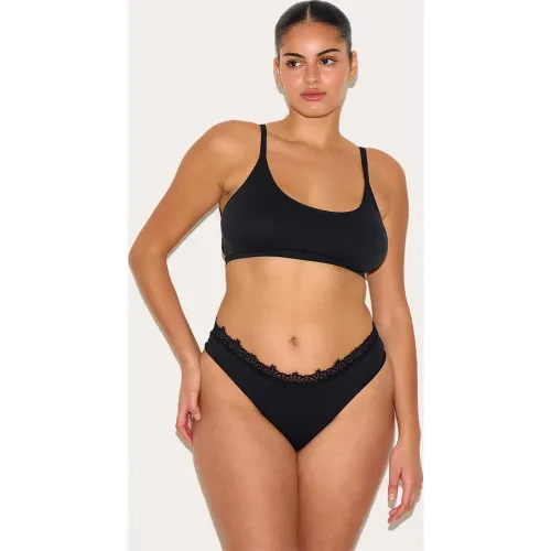 String noir orné de dentelle, Noir - PrettyLittleThing - Modalova