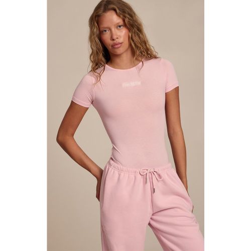 Body à manches courtes et logo "" | Taille Large - PrettyLittleThing - Modalova