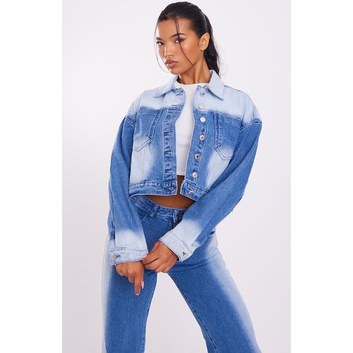 Veste courte en jean bleu moyen délavé javélisé - PrettyLittleThing - Modalova