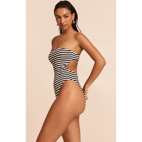 Maillot de bain bandeau à rayures texturées - PrettyLittleThing - Modalova