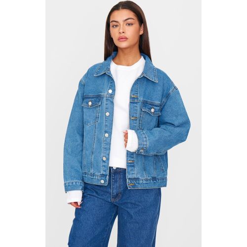 Veste en jean boyfriend bleu moyennement délavé oversize - PrettyLittleThing - Modalova