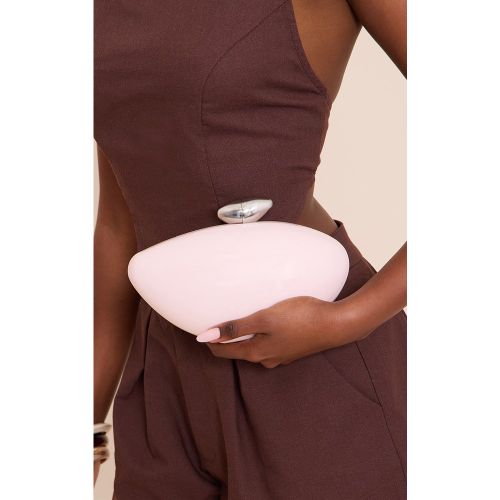 Pochette rigide dégradée en forme de coquillage à détails en métal argenté - PrettyLittleThing - Modalova