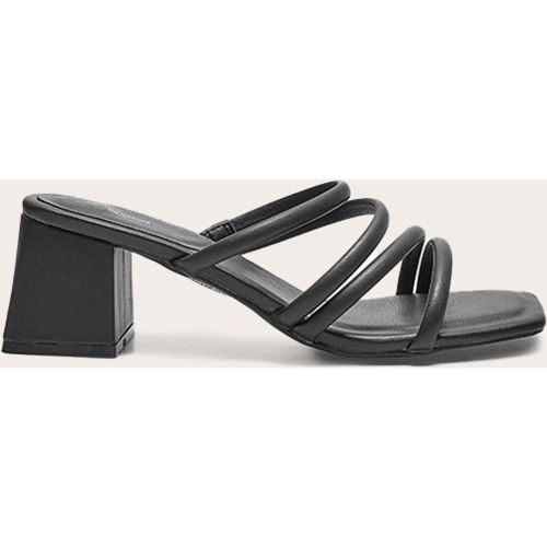 Sandales à talon carré en PU pointure large à bout carré et lanières en tube | Taille 39 - PrettyLittleThing - Modalova
