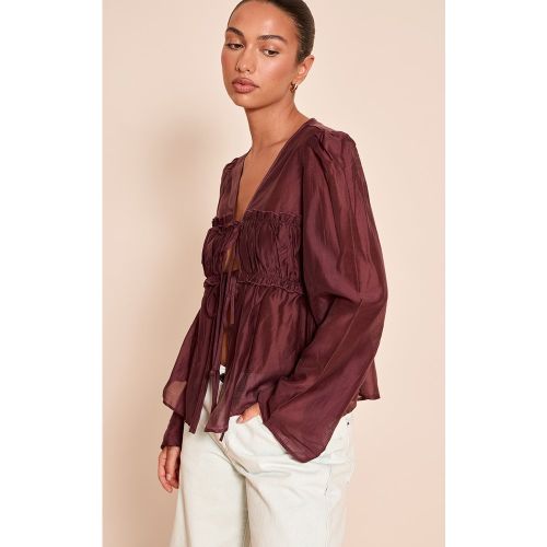 Blouse en mousseline de soie chocolat prune froncée nouée devant - PrettyLittleThing - Modalova