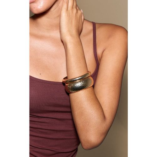 Lot de deux bracelets joncs texturés - PrettyLittleThing - Modalova