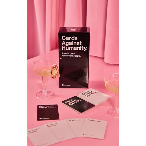 Jeu Cards Against Humanity UK Edition en anglais - PrettyLittleThing - Modalova