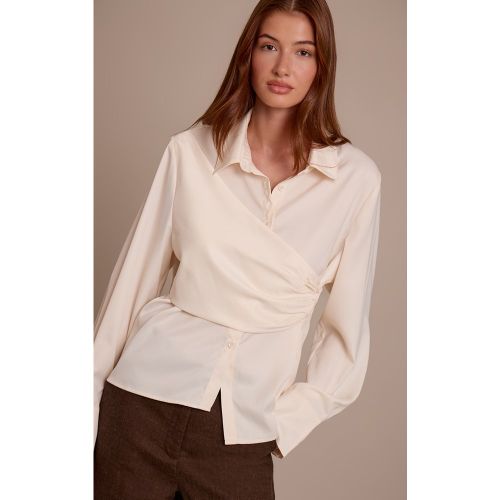 Chemise cache-coeur satinée à manches longues | Taille 38 - PrettyLittleThing - Modalova