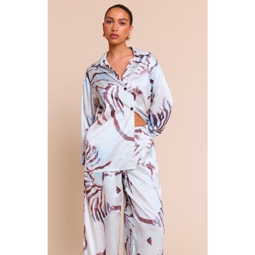 Chemise oversize satinée imprimé blanche à boutons | Taille 38 - PrettyLittleThing - Modalova