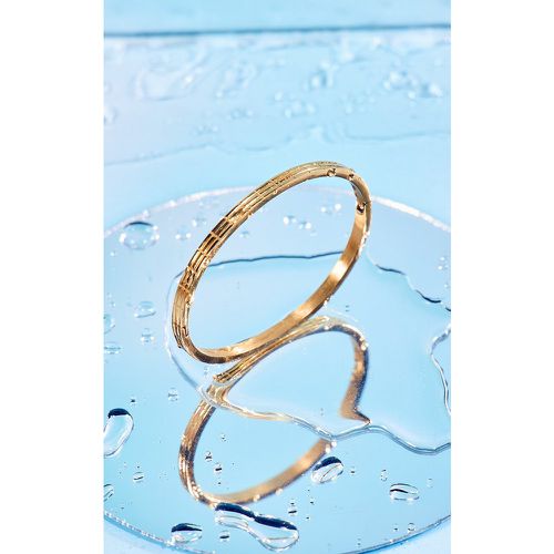 Bracelet jonc à détail cranté résistant à l'eau - PrettyLittleThing - Modalova