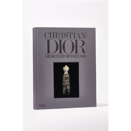 The Christian Dior : Designer of Dreams édition anglaise - PrettyLittleThing - Modalova