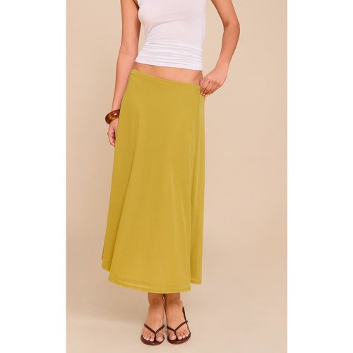Jupe mi-longue fluide en mousseline de soie doublée amande - PrettyLittleThing - Modalova