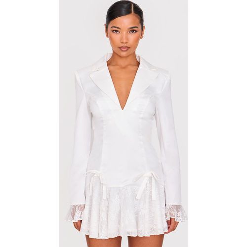 Robe blazer satinée blanche à ourlet en dentelle et noeuds - PrettyLittleThing - Modalova