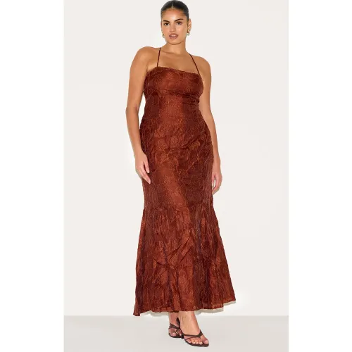 Plus Robe longue texturée à dos lacé - PrettyLittleThing - Modalova