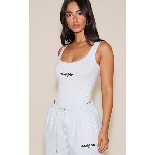 Petite Body à col rond et logo "" | Taille Large - PrettyLittleThing - Modalova