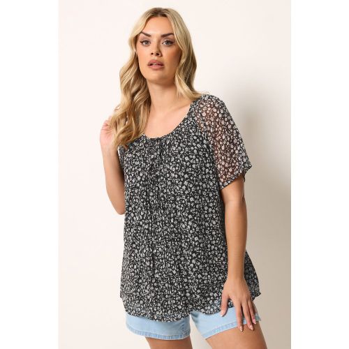 Blouse Bleu Marine Fleurie À Plis Nervurés Et Manches Courtes Size 48 - Yours - Modalova