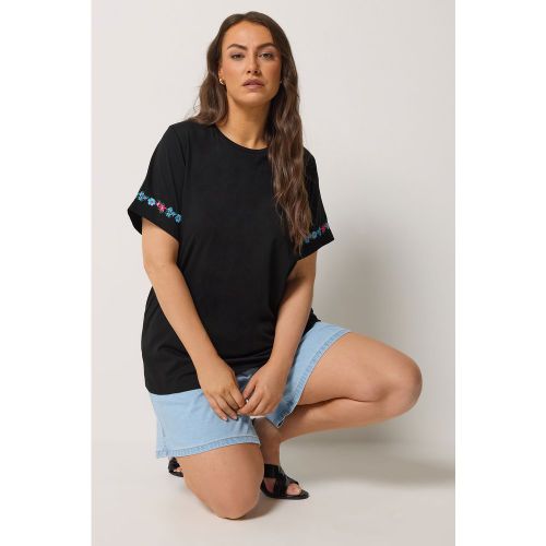 Tshirt Noir Brodé Avec Détail Floral Sur Les Manches Size 62-64 - Yours - Modalova