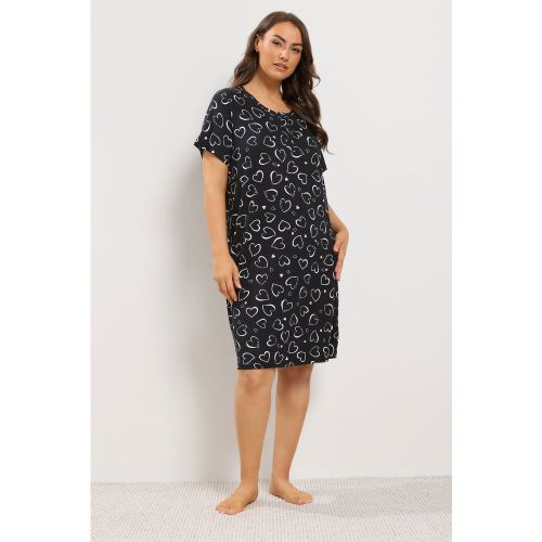 Chemise De Nuit Noire À Imprimé Cœurs Avec Patte De Boutonnage Size 42-44 - Yours - Modalova