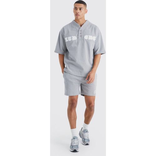 Ensemble oversize de baseball à rayures fines avec polo et short - S - Boohooman - Modalova