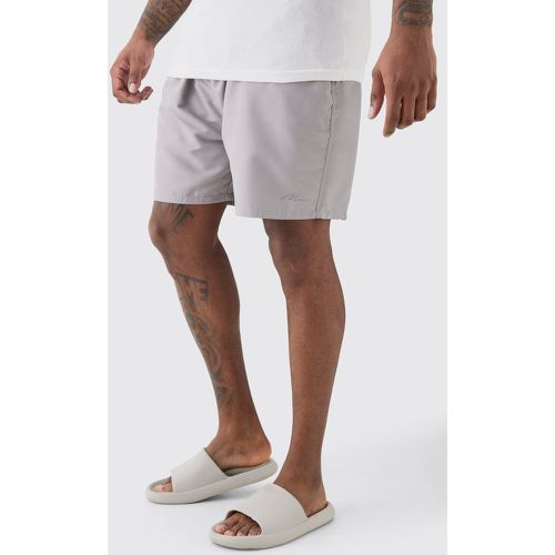 Grande taille - Short de bain mi-long à logo signature - MAN - XXXXL - Boohooman - Modalova