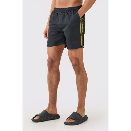 Short de bain mi-long à bandes perlées - S - Boohooman - Modalova