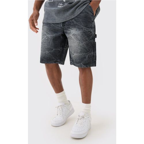 Short en jean charpentier plissé noir délavé - 28 - Boohooman - Modalova